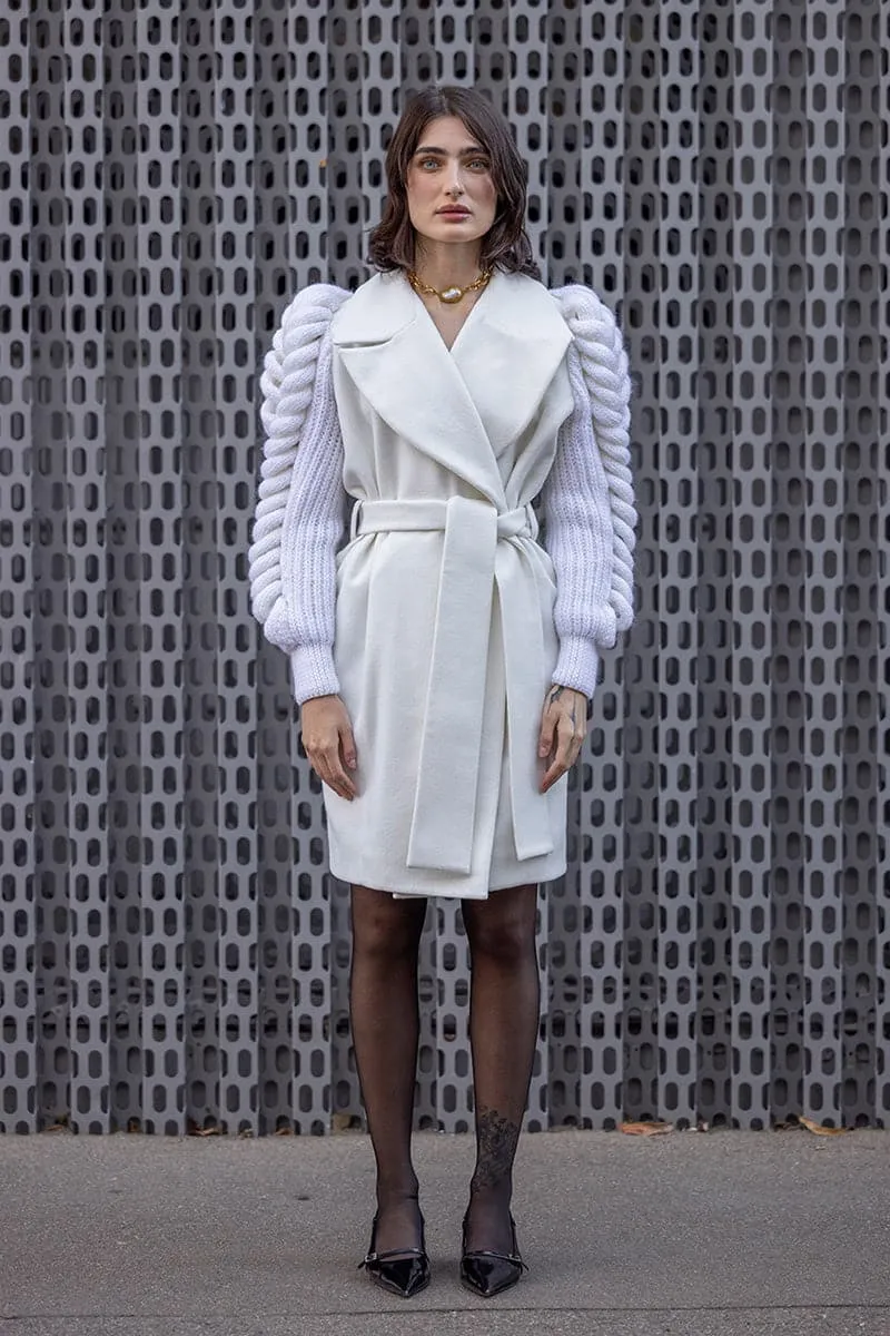 BELTED WHITE COAT WITH KNITTED SLEEVES